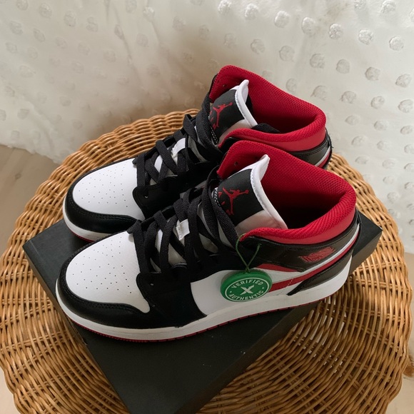 Stock X certified and come with the box.
Size 5.5Y - Picture 3 of 4